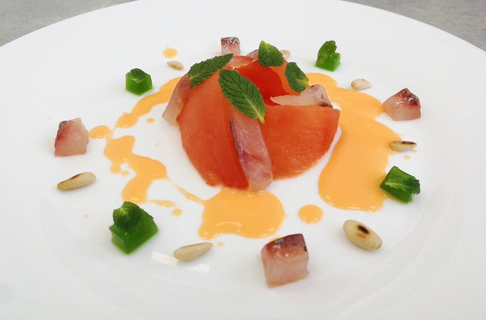Ensalada templada de tomate, albahaca y chicharro curado
