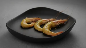 un plato con langostinos de curry y coco