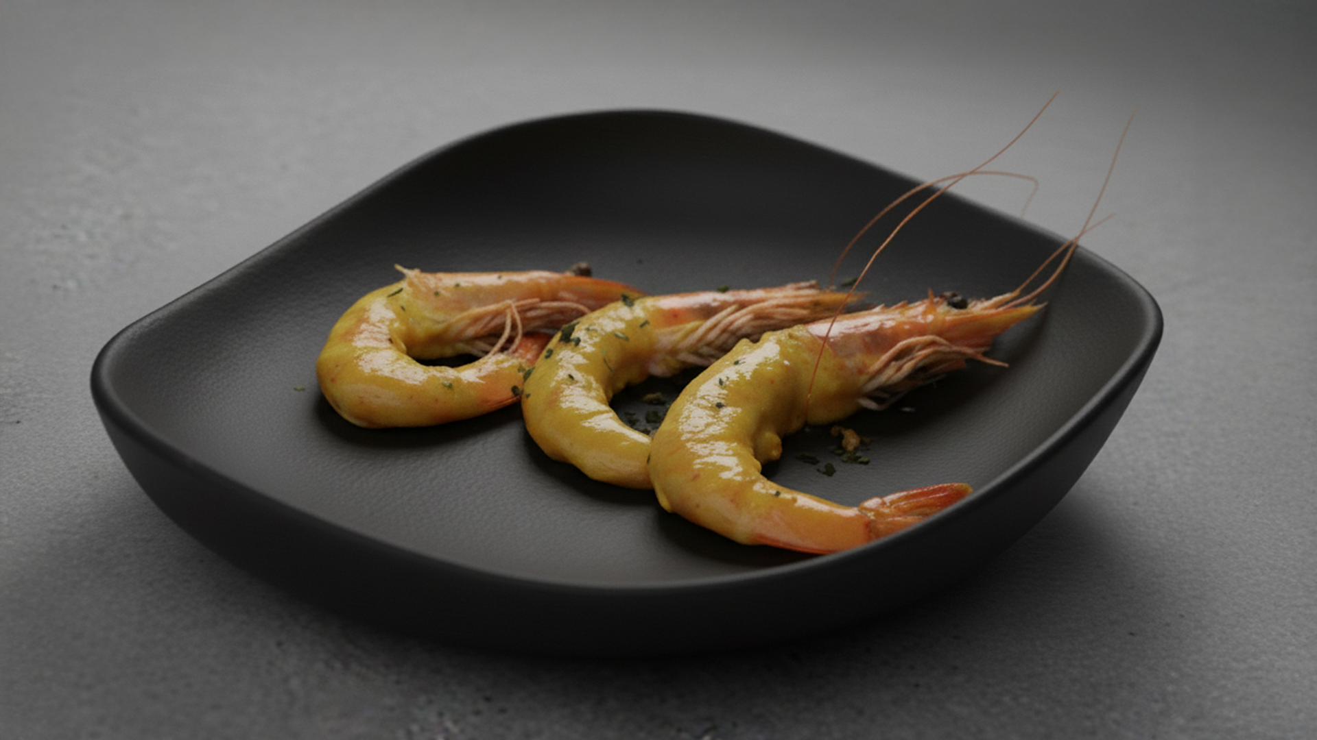 un plato con langostinos de curry y coco