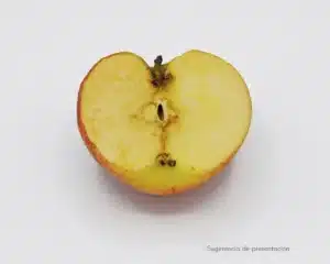 una pieza de fruta tratada con ácido ascórbico