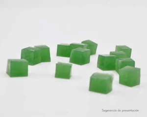 cubos de gelatina verde gelificada con gelatina en frío
