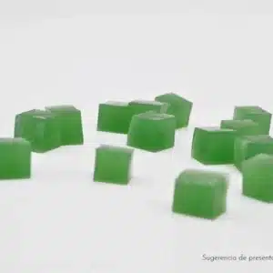 cubos de gelatina verde gelificada con gelatina en frío