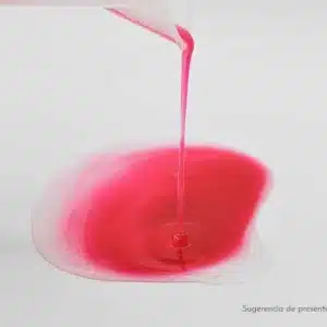 un liquido viscoso de color rosa fuccia espesado con goma xantana