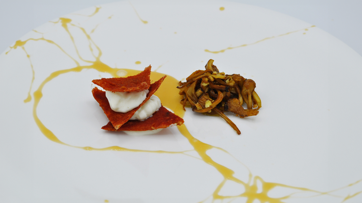 Receta Burrata caliente con tejas de tomate y rebozuelos. La casa de los sabores