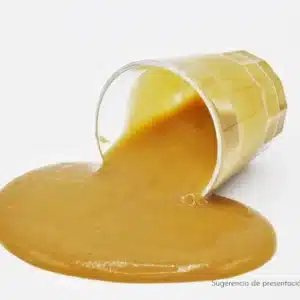 Un vaso con toffee cayendo de su interior