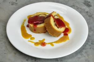 Brazo de gitano relleno de “crema” de lima y hierbabuena