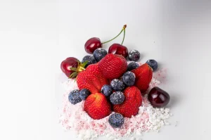 maltodextrina en la cocina. Una tierra elaborada con maltodextrina con frutos rojos