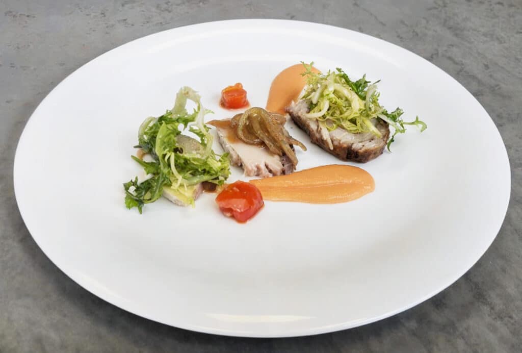 un plato de bonito en escabeche con mayonesa vegana de tomate