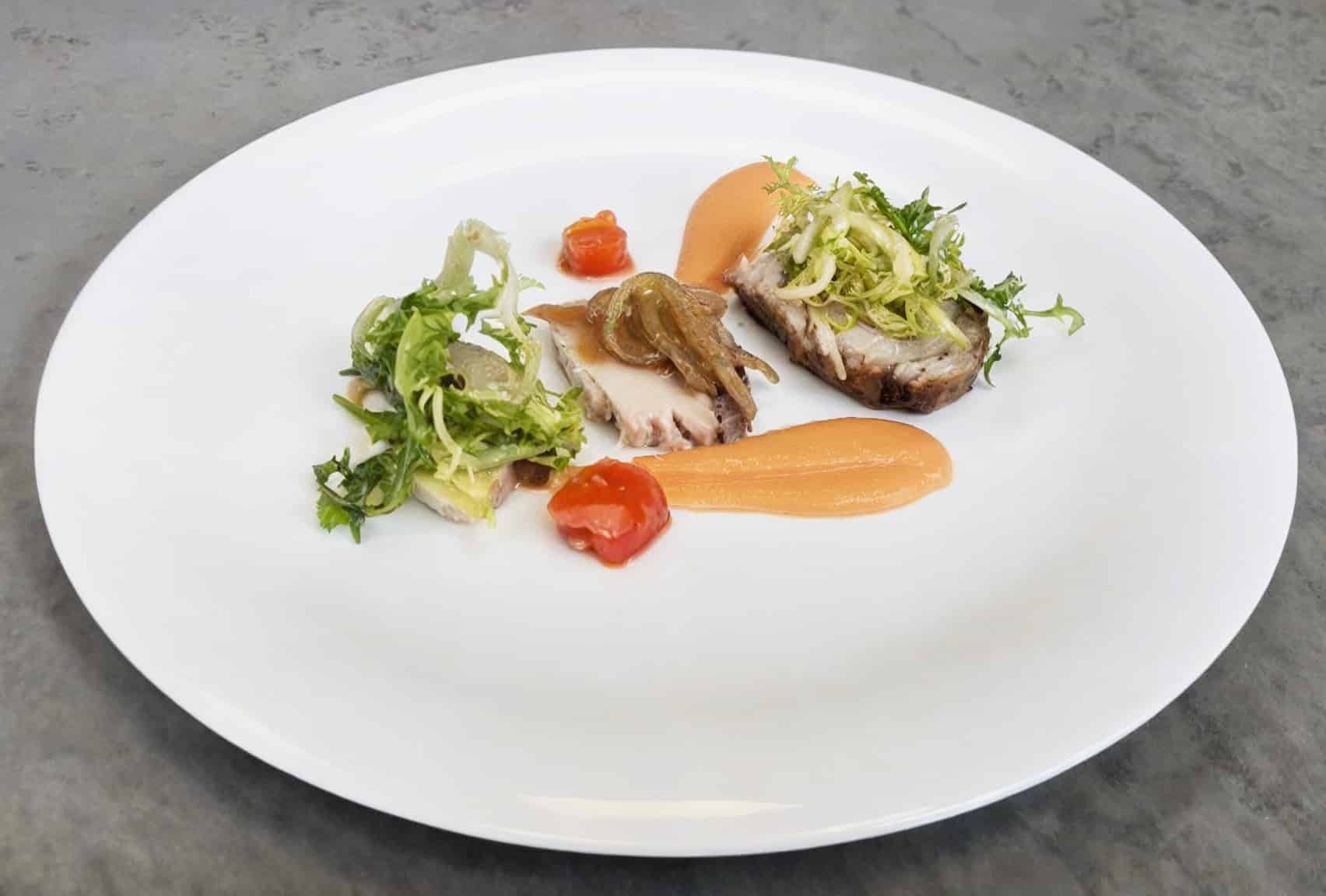 un plato de bonito en escabeche con mayonesa vegana de tomate