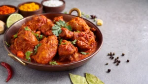 un plato de pollo con sazonador tandoori masala y especias alrededor