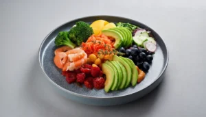 un plato de comida aesthetic con ingredientes frescos perfectamente colocados y combinado por colores
