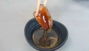 un recipiente con salsa teriyaki casera