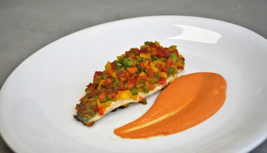 Lubina tricolor con mousse de piquillos