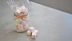Un bote con Nubes de gominola o Marshmallow de naranja caseras