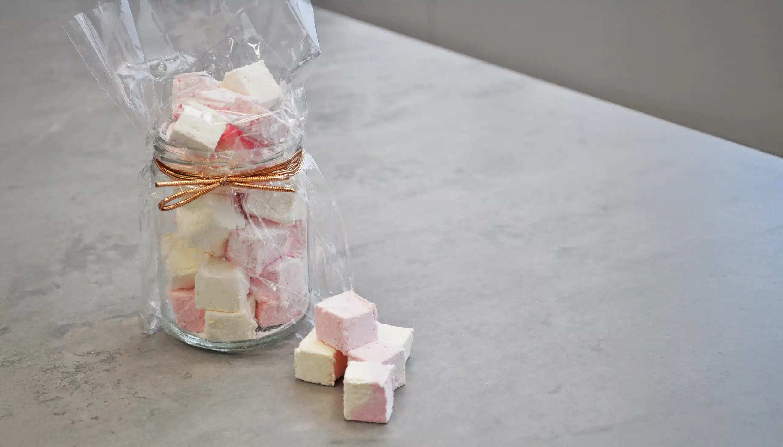 Un bote con Nubes de gominola o Marshmallow de naranja caseras
