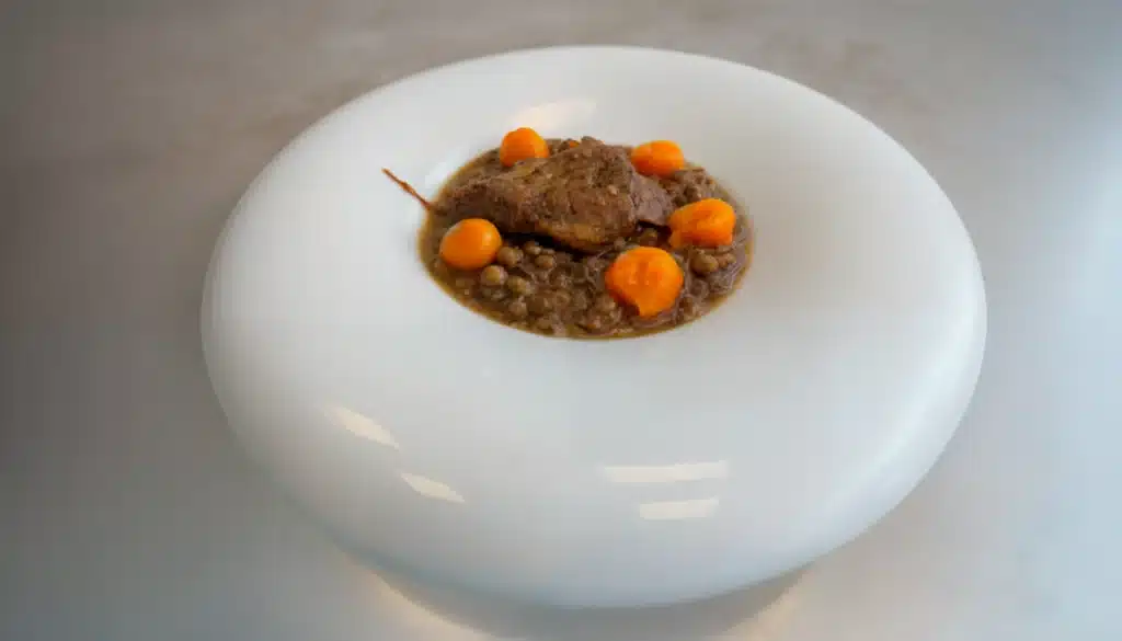 un plato con lentejas sazonadas con ras el hanout