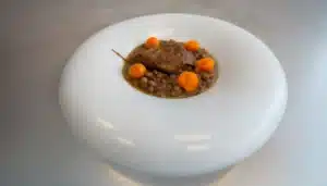 un plato con lentejas sazonadas con ras el hanout