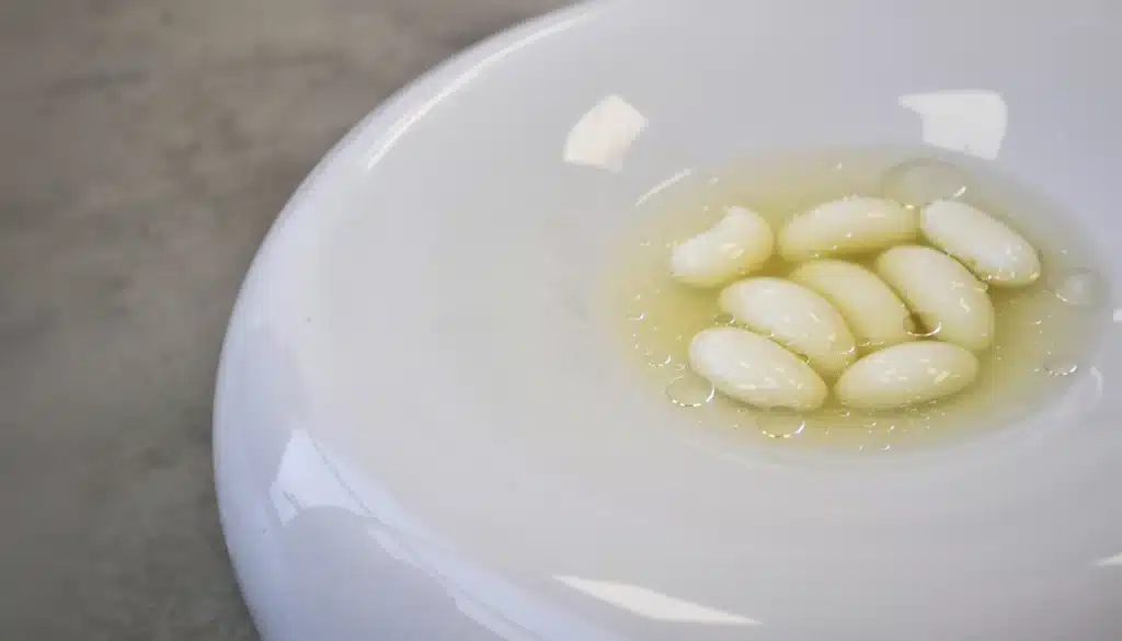 un plato con un trampantojo de alubias de coliflor