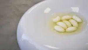 un plato con un trampantojo de alubias de coliflor