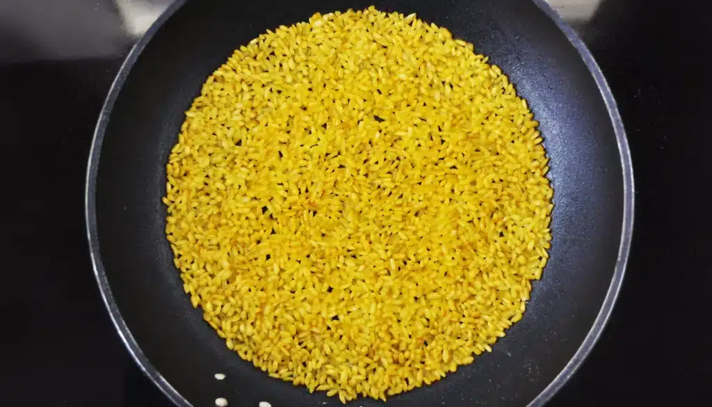 Una sartén con arroz sazonado con especias.