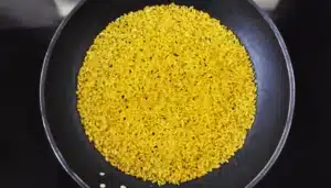 Una sartén con arroz sazonado con especias.