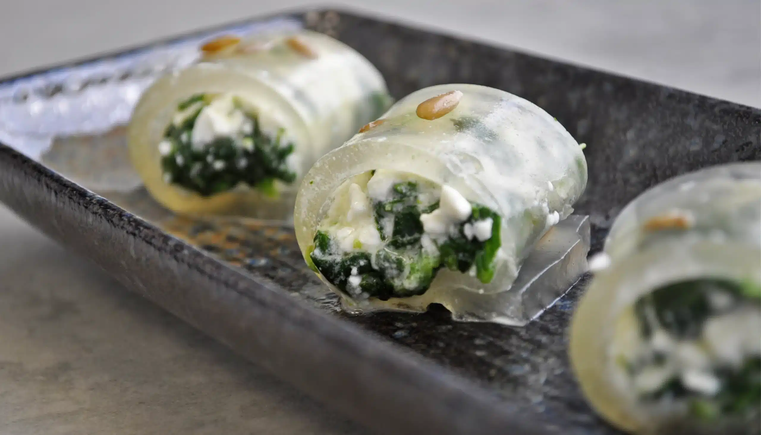 Rollitos de ricotta con espinaca enrollados con una lámina de elastigel