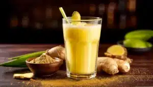 un smootie de jengibre con jengibre en polvo y laminado sobre una mesa