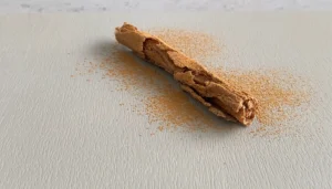 Un trampantojo de una rama de canela