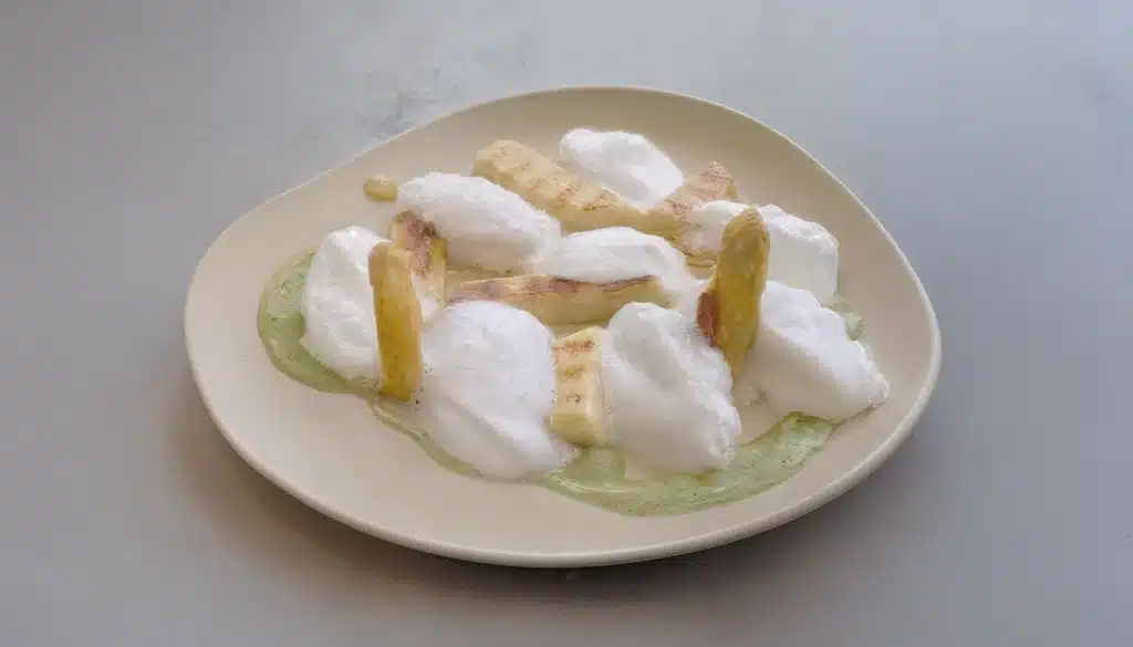 Esparragos blancos con calabacín, ajo asado y aire de coco
