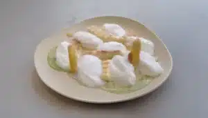 Esparragos blancos con calabacín, ajo asado y aire de coco