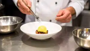 un chef ejecutando una receta de cocina molecular
