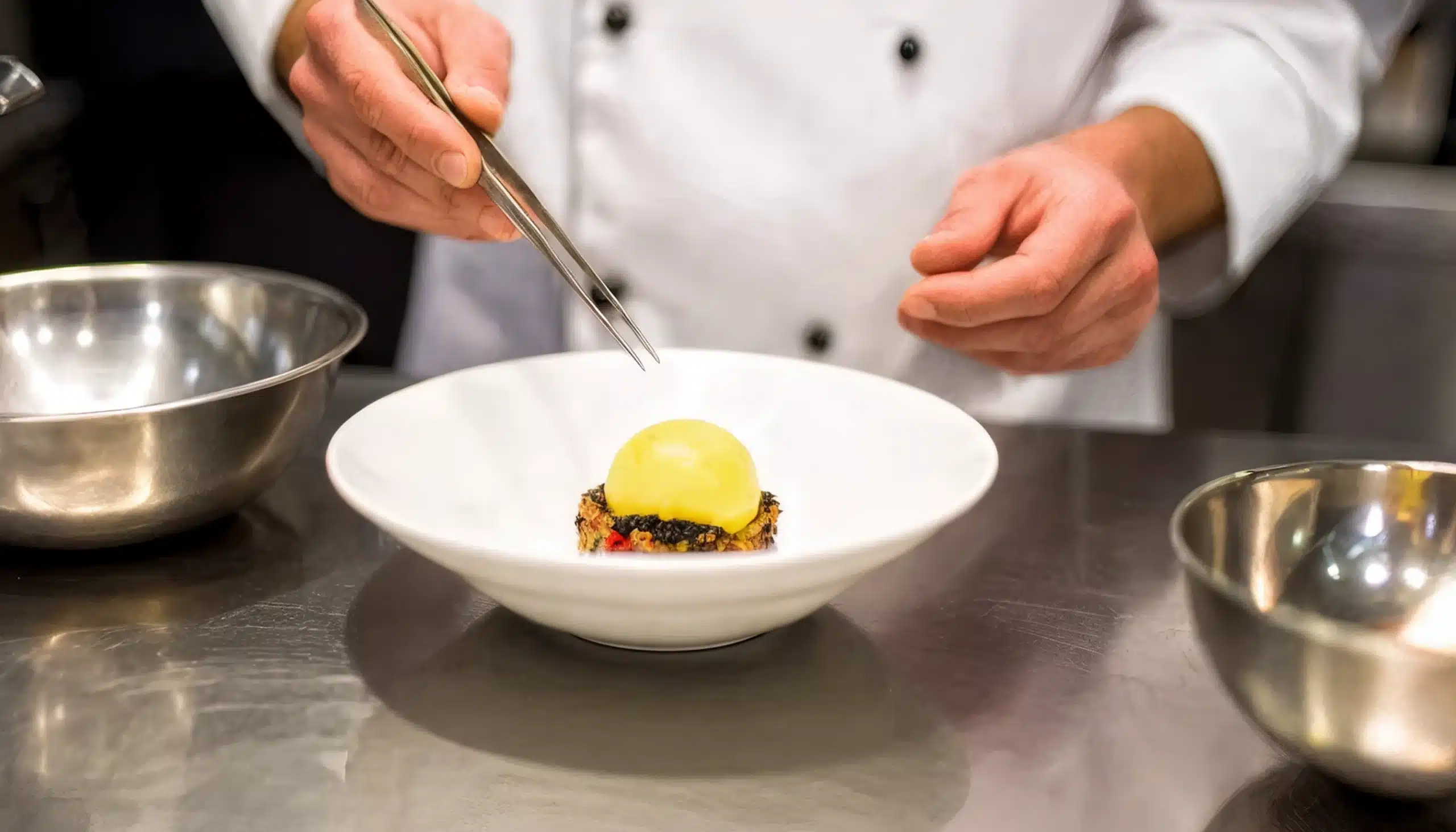 un chef ejecutando una receta de cocina molecular