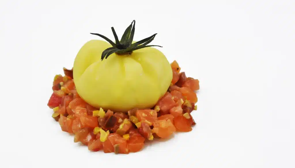 Tomate de ajoblanco con tartar de salmón