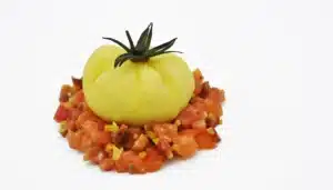 Tomate de ajoblanco con tartar de salmón