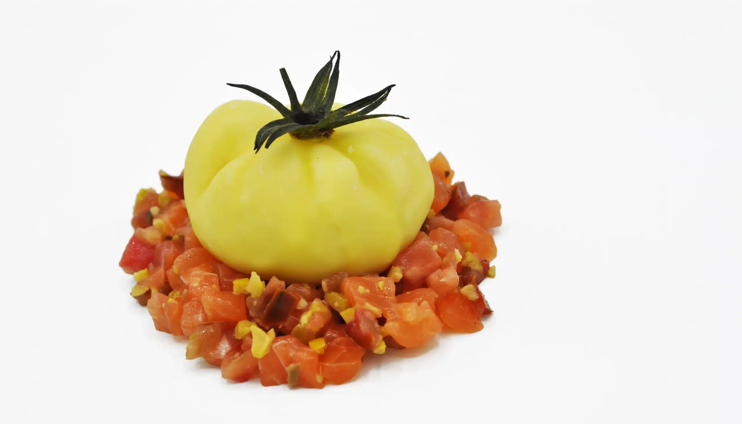 Tomate de ajoblanco con tartar de salmón