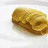 Tarta de pistacho, dulce de leche y melocotón sobre una base de masa sablé