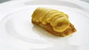 Tarta de pistacho, dulce de leche y melocotón sobre una base de masa sablé