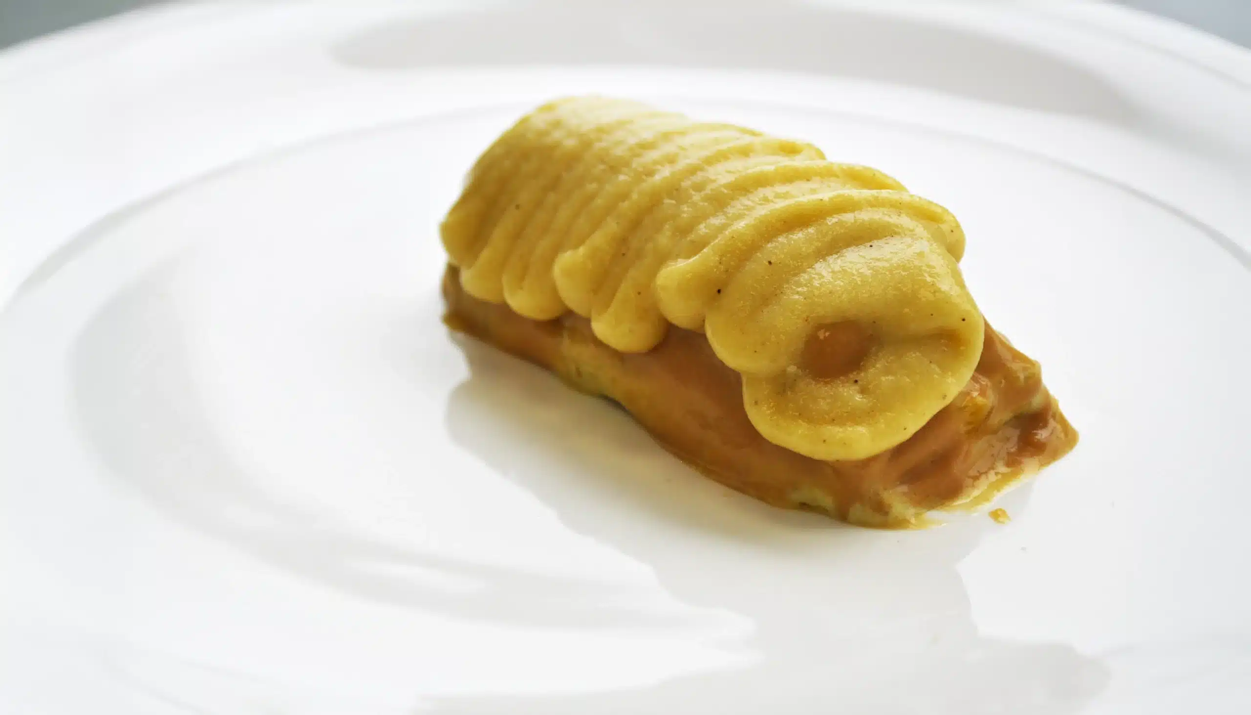 Tarta de pistacho, dulce de leche y melocotón sobre una base de masa sablé