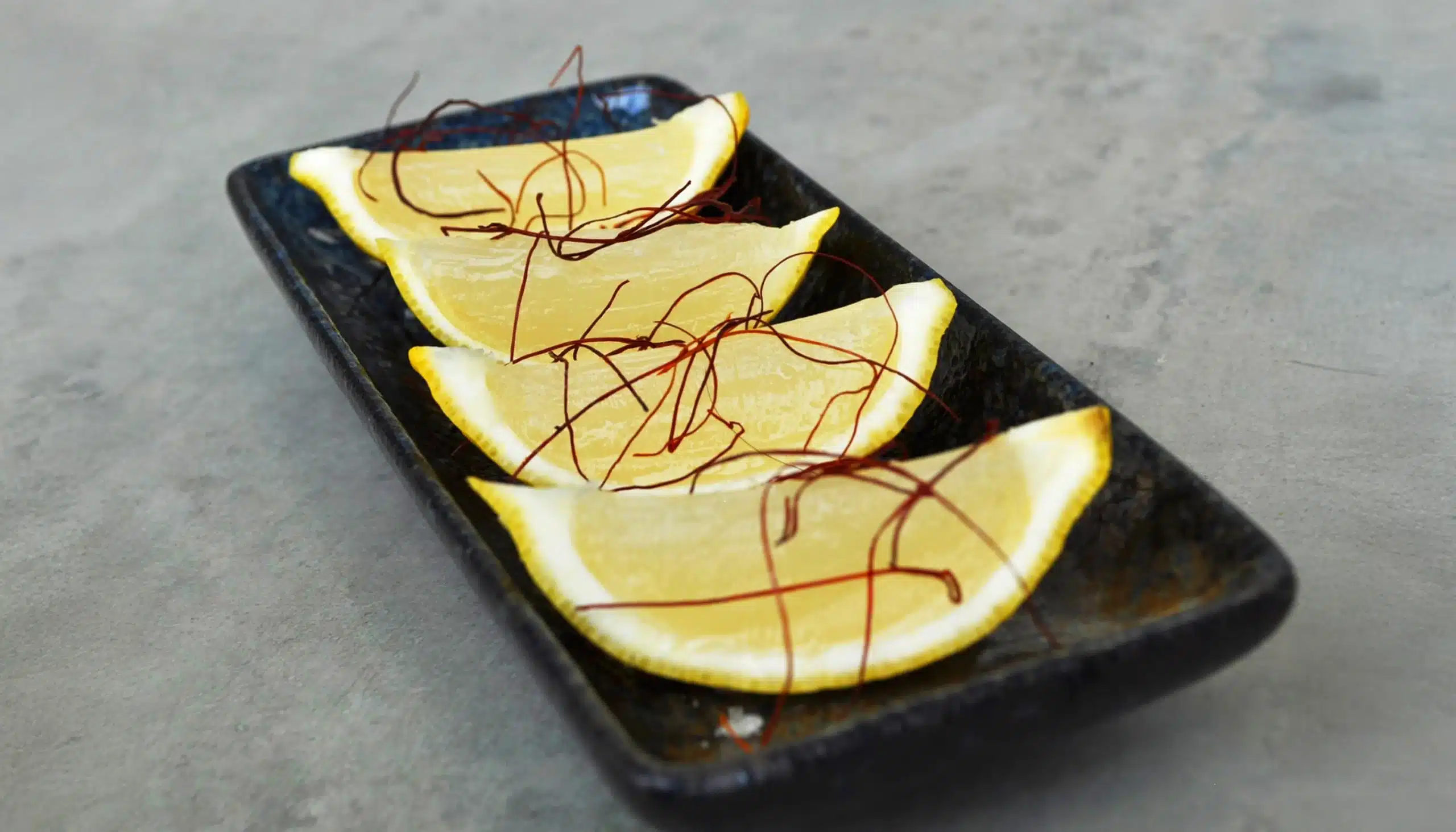 Shot de margarita: limones en gajos rellenos decorados con sal en escamas y filamentos de chili (Ito tougarashi). La casa de los sabores