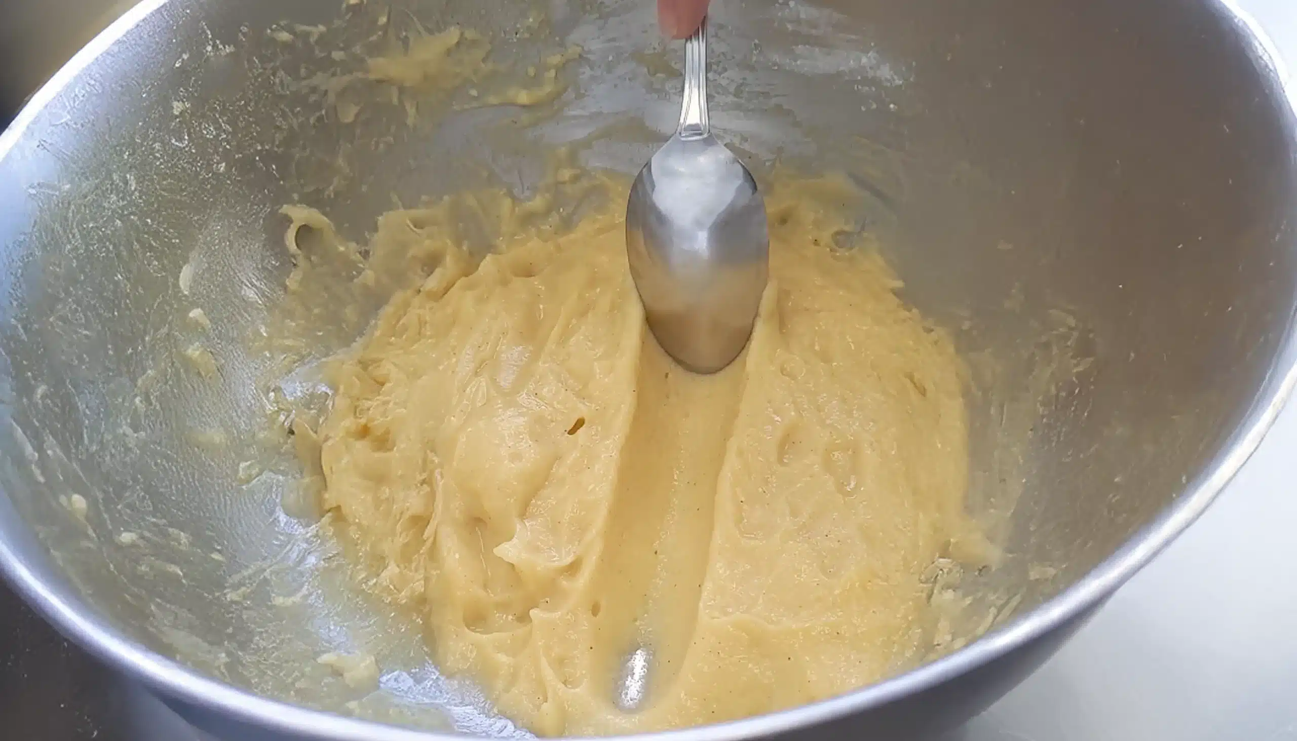 un bol con una crema espesada con fibra alimentaria de trigo