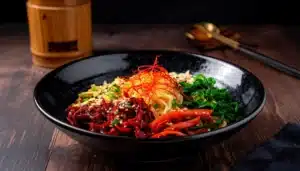 un plato de comida japonesa decorada con ito togarashi
