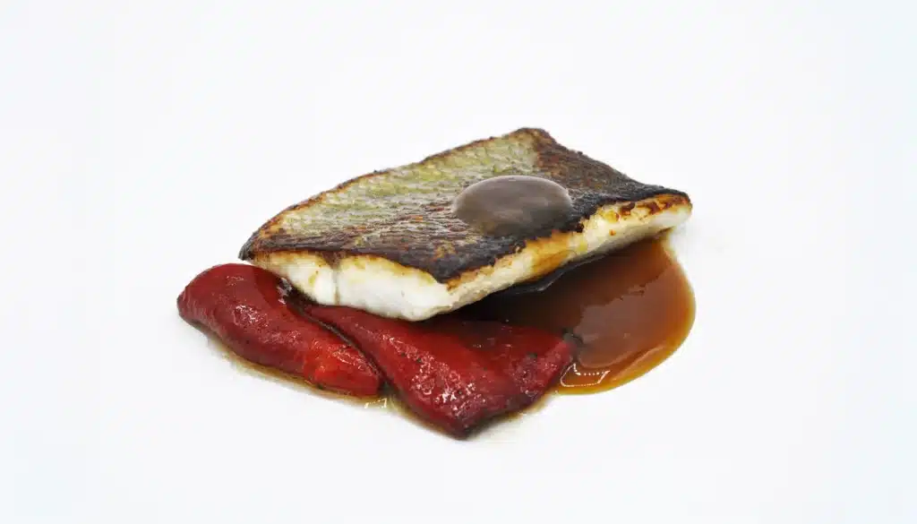 Lubina con piquillos y jugo de puerros espesada con Kuzu
