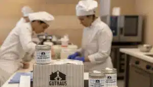 Estudiantes de gastronomía aplicando los principios científicos de la cocina molecular.