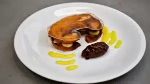 un plato de postre de Tarta de cruasán, mantequilla y avellana.
