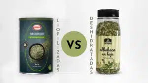 un bote de albahaca liofilizada y un bote de albahaca deshidratada
