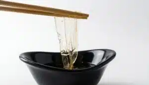 un cuenco con alimentos de cocina molecular