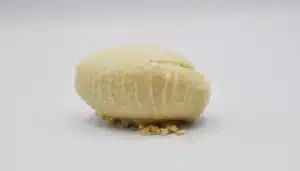 una quenelle de helado cremoso estabilizado con Neutro Helado Cream Komplet, empleado para evitar la formación de cristales en helados.