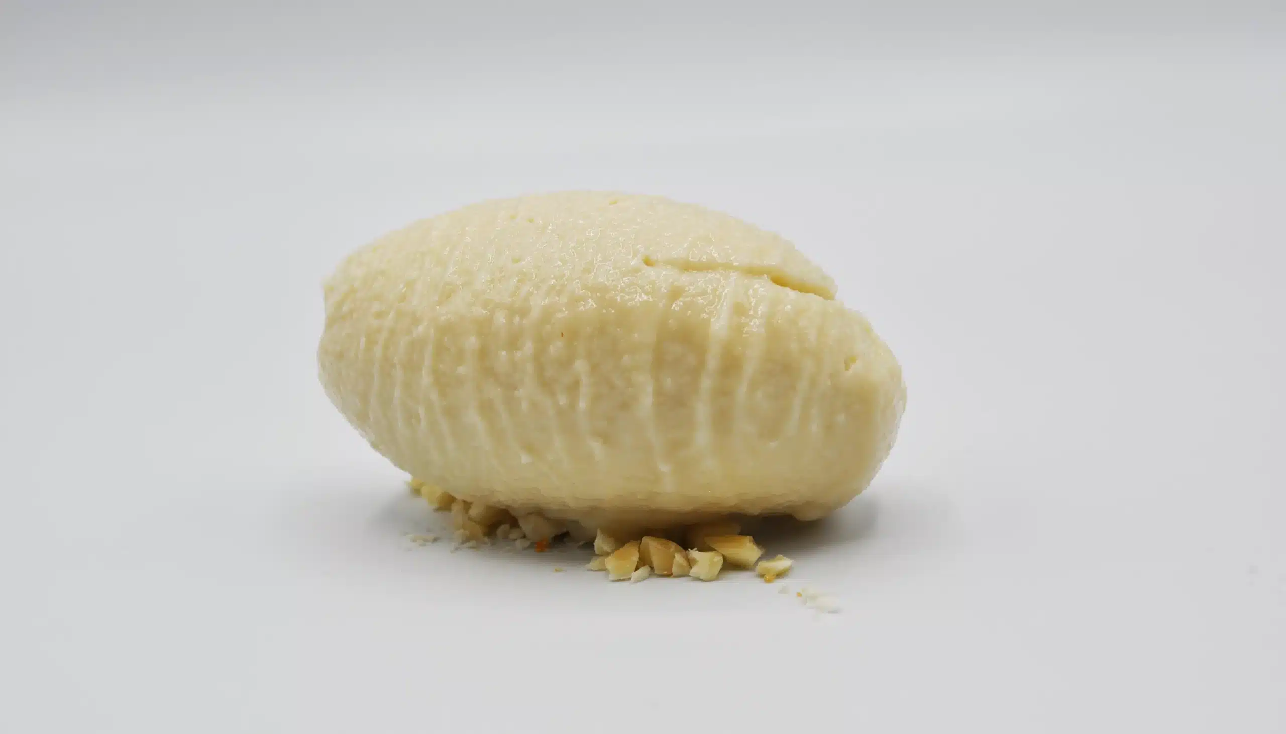 una quenelle de helado cremoso estabilizado con Neutro Helado Cream Komplet, empleado para evitar la formación de cristales en helados.