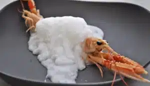 una cigala cocinada con la tecnica de sal viva