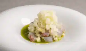 una ensalada helada con granizado